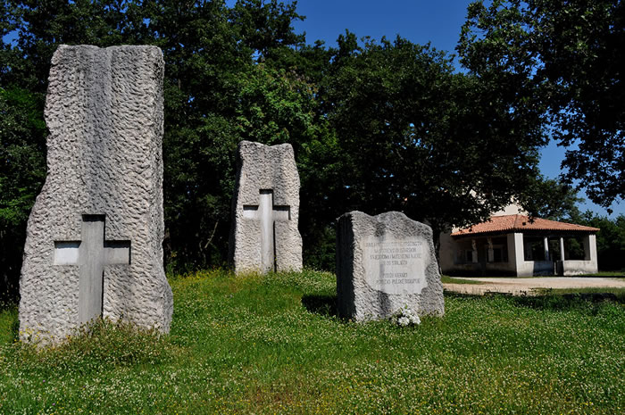 Kameni monoliti podignuti na spomen svim istarskim svjedocima i mučenicima vjere u 20. stoljeću, pokraj crkvice Sveta Marija Svetomore