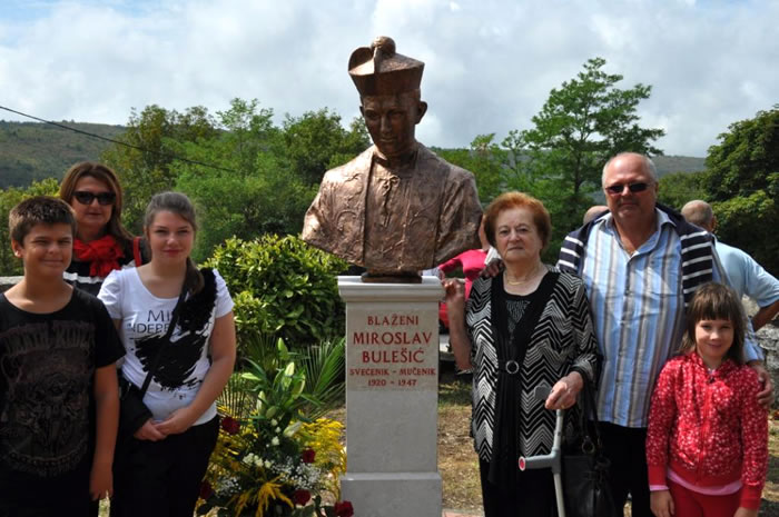 Albina Zakinja sa obitelji na proslavi Dana mučeništva Miroslava Bulešića u Lanišću, 25. kolovoza 2013. godine